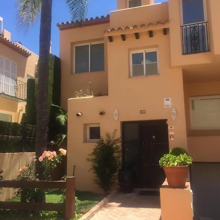 Condes De Iza Nueva Andalucia 펜션 *