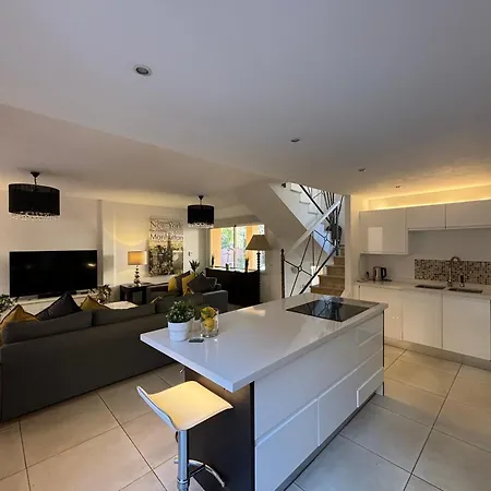 Condes De Iza Nueva Andalucia 펜션