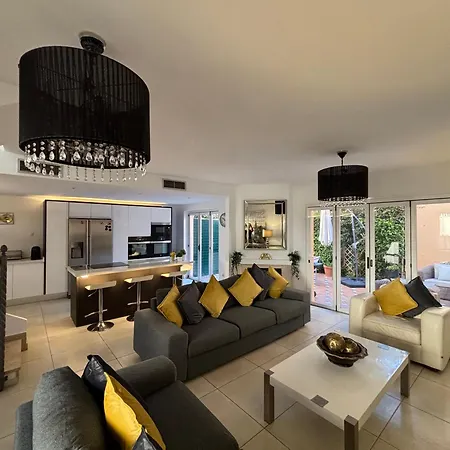 Condes De Iza Nueva Andalucia * マルベーリャ