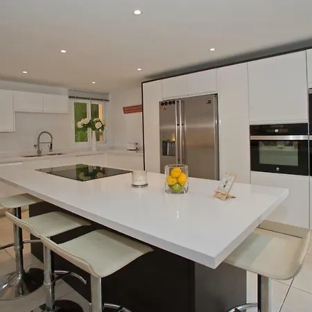 Condes De Iza Nueva Andalucia 펜션 *